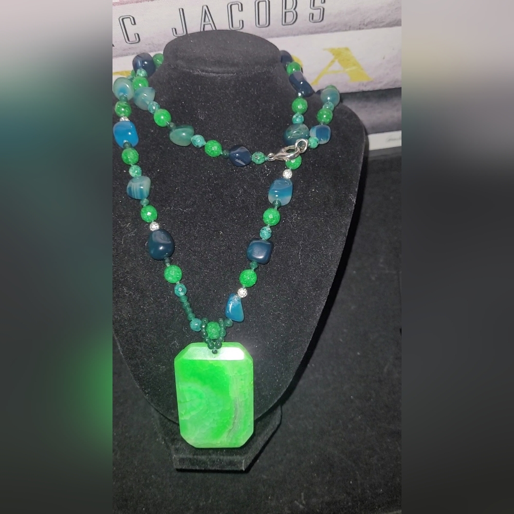 VINTAGE LUCORAL BlueAgate,Jade Beads& RhinestonesIn Necklace W/BIG AGATE PENDANT